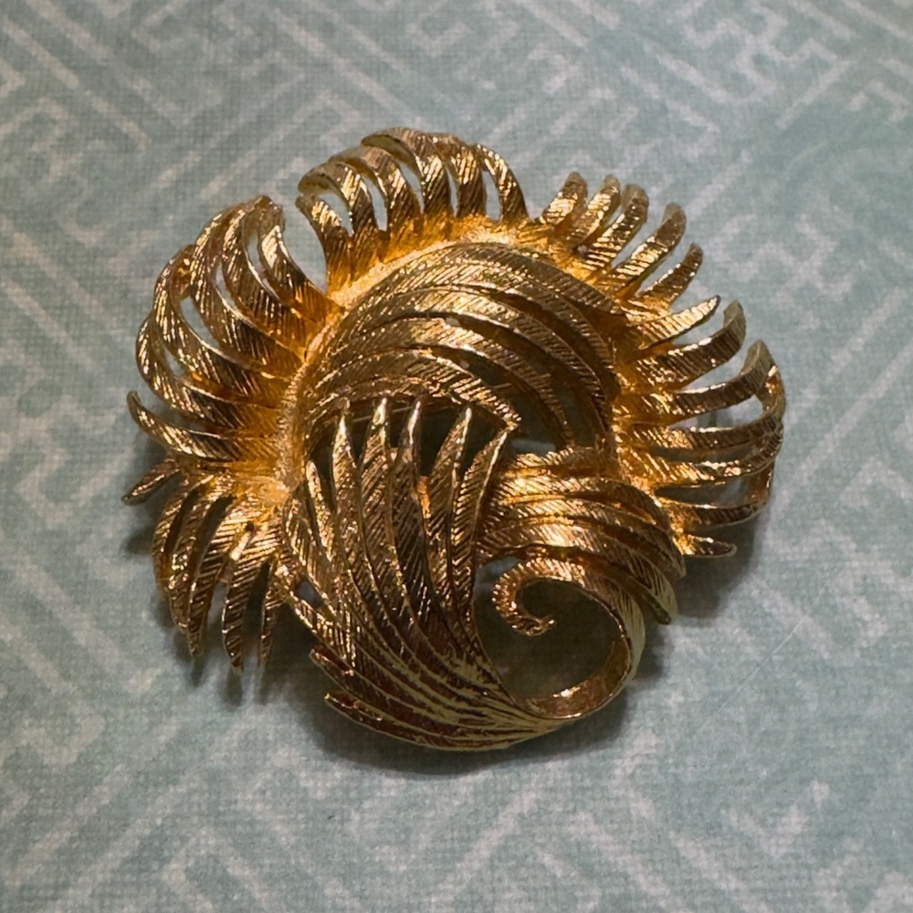 VINTAGE GOLD TONE BROOCH